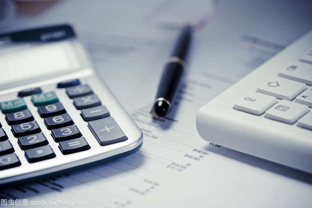 筆和計算器上的財務(wù)文檔
