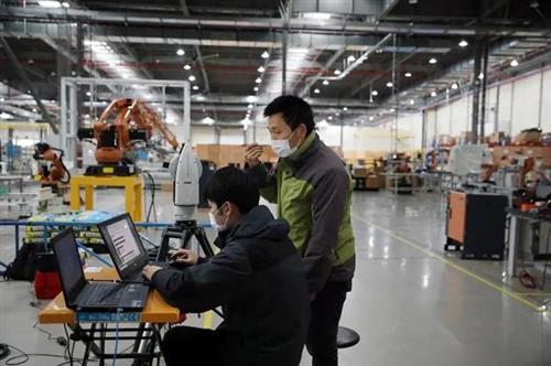 成功人士新時達cfo財務總監李國范先生說,新時達嘉定新廠機器人生產機器人的生產線