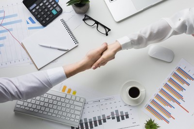 堆滿財務報表的愉快合作