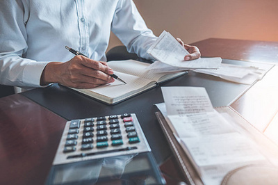 成熟夫婦陷入財務困境